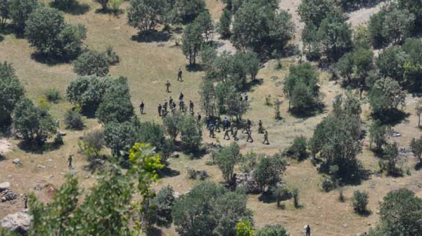 Org. Akar, komutanlar ve bakanlar olay yerinde