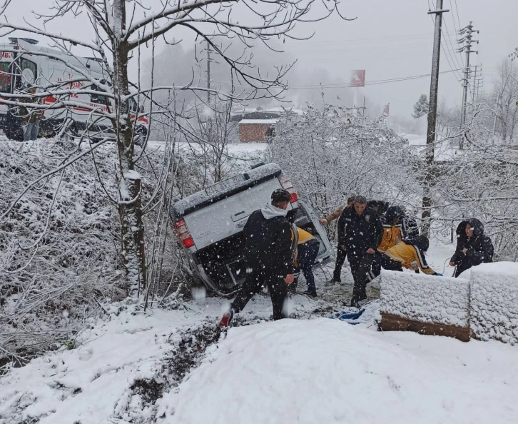 Ordu’da kar yağışı kazaya neden oldu: Kamyonet bahçeye uçtu, karı koca yaralandı
