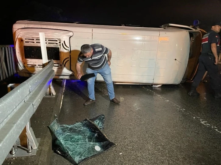 Ordu’da virajı alamayan yolcu minibüsü devrildi: 3 yaralı
