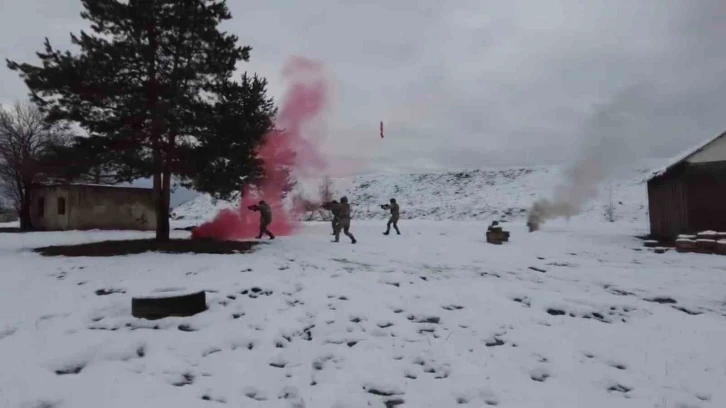 Orgeneral Bayraktaroğlu Bolu Komando Tugayını ziyaret etti
