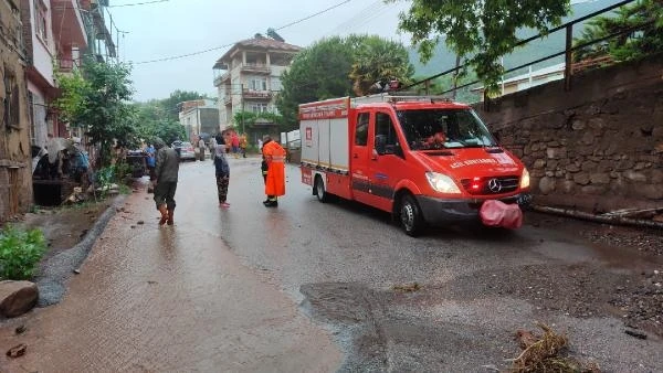 Orhangazi'de sağanak; Selöz Deresi taştı, yollar ulaşıma kapandı