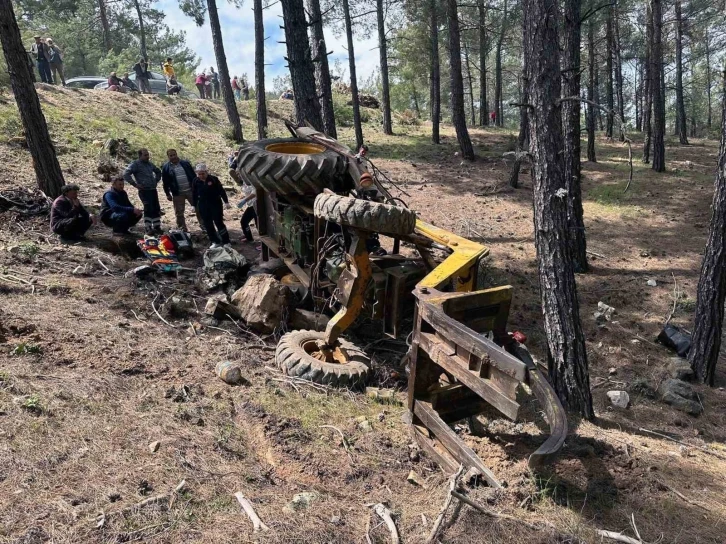 Orman kesim işçisi devrilen traktörün altında kaldı
