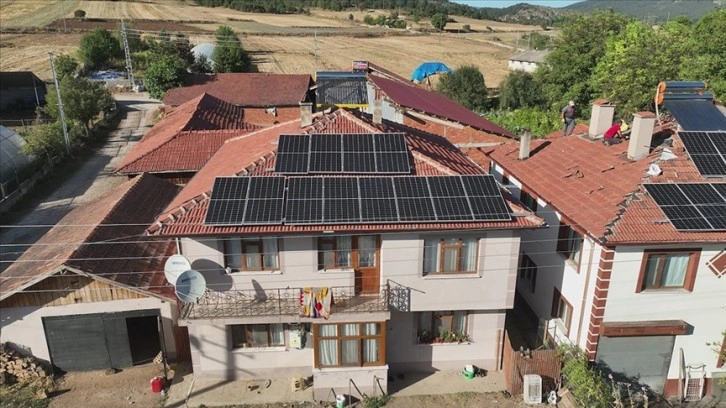 Orman köylüleri güneş enerjisiyle kendi elektriğini üretiyor