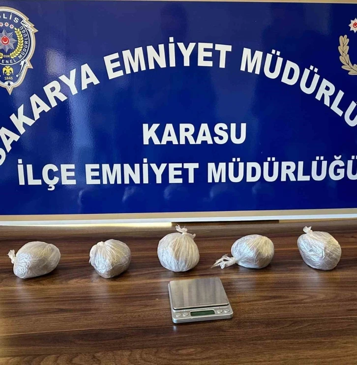 Ormanlık alana gömülen bir kilo esrar polis ekiplerince bulundu