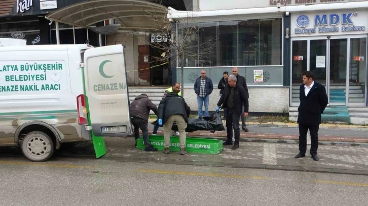 Orta hasarlı binada ceset bulundu
