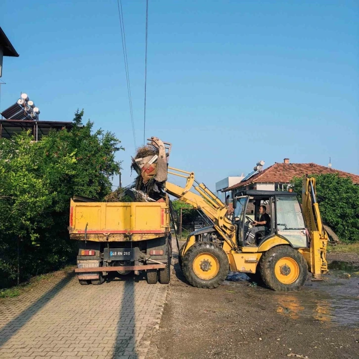 Ortaca’da yol kenarlarındaki büyüyen otlar temizleniyor
