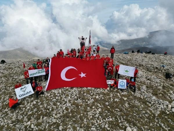 OSDAK üyesi 49 dağcı, Cumhuriyet'in 100'üncü yılı için Uludağ'ın zirvesine tırmandı