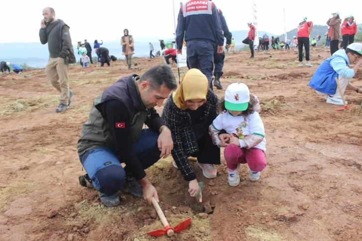 Osmaneli’ndeki 50 yıllık çöp döküm sahasında 5 bin fidan toprakla buluştu
