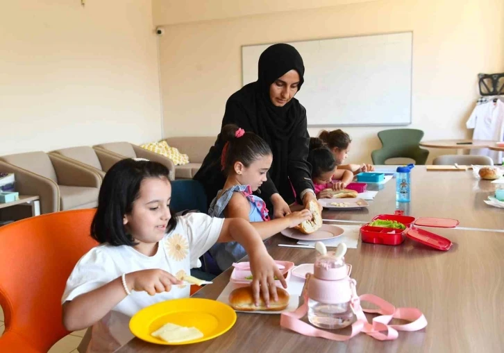 Osmangazi’nin atölyelerinde çocuklar hayatı öğreniyor