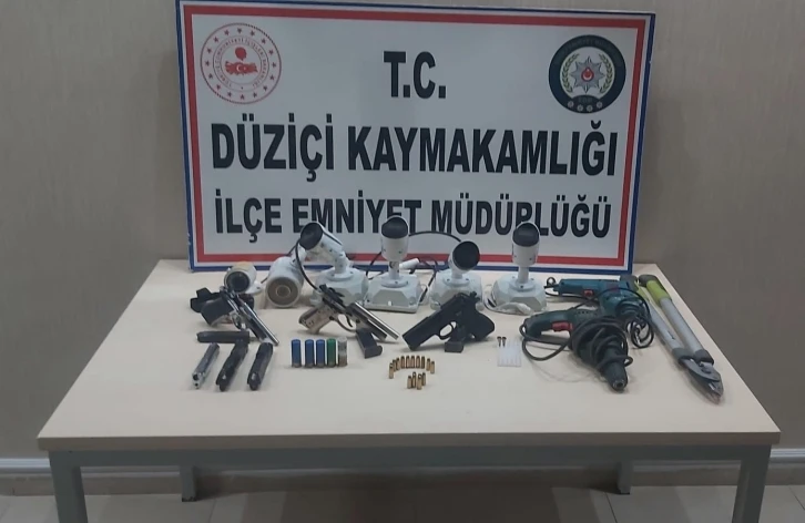 Osmaniye’de güvenlik kamerası çalan hırsızlar güvenlik kamerasına yakalandı
