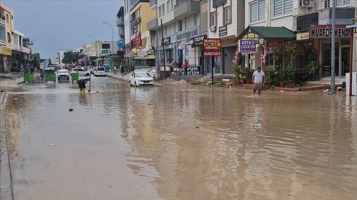 Osmaniye'de fırtına ve sağanak etkili oldu