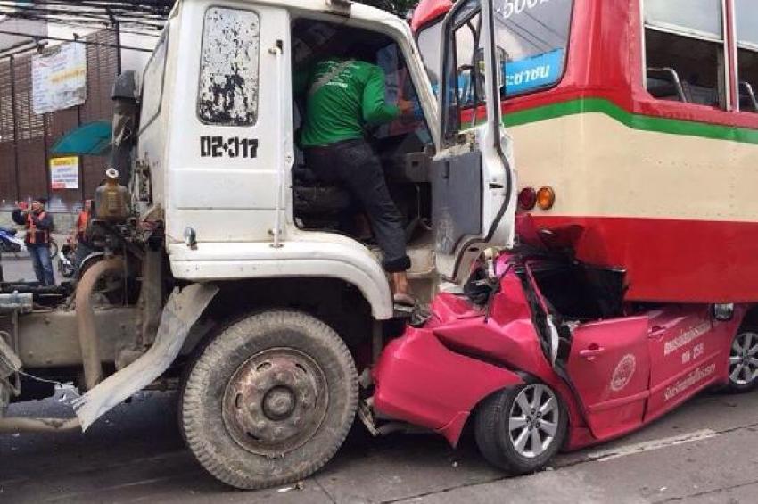 Otobüsle kamyonun altına giren araçtan sağ çıktı