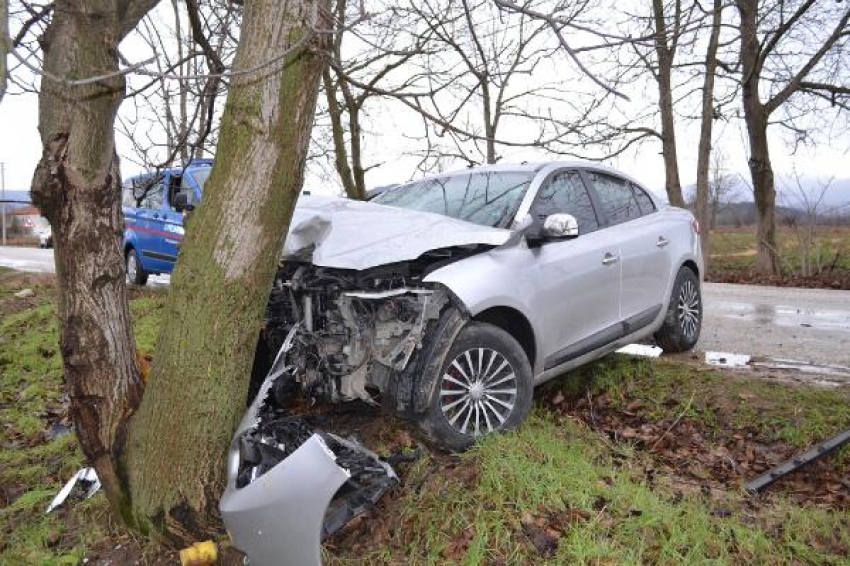 Bursa'da otomobil ağaca girdi! 2 yaralı