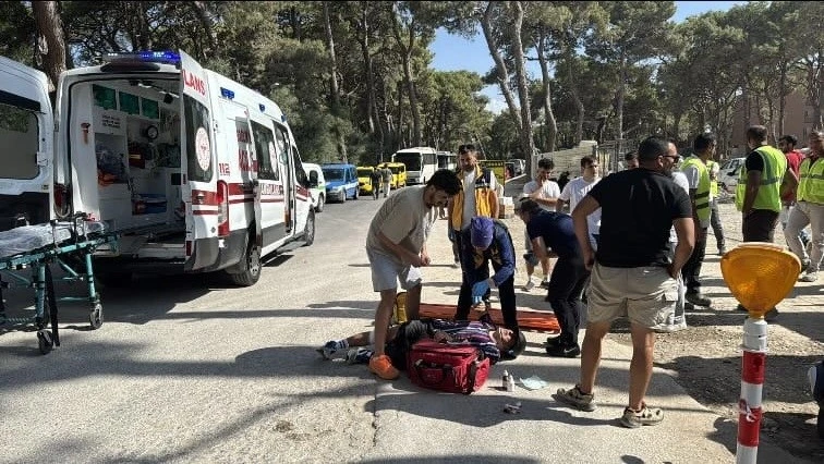 Otel inşaatından çıkan araca çarpmamak için direksiyonu kırdı: 1 yaralı
