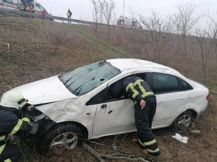 Otobanda kontrolden çıkan otomobil yeşil alana uçtu: 1 yaralı
