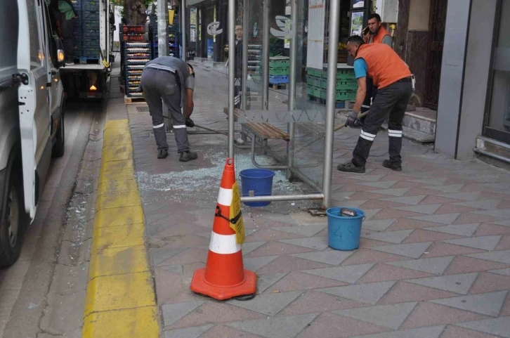 Otobüs durağı vandalların hedefi oldu
