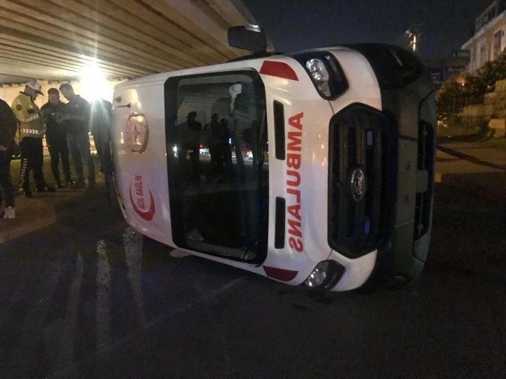 Otobüsle çarpışan ambulans yan yattı: 3 yaralı
