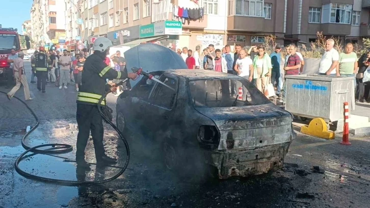 Otomobil alev topuna döndü, sürücü son anda kurtuldu
