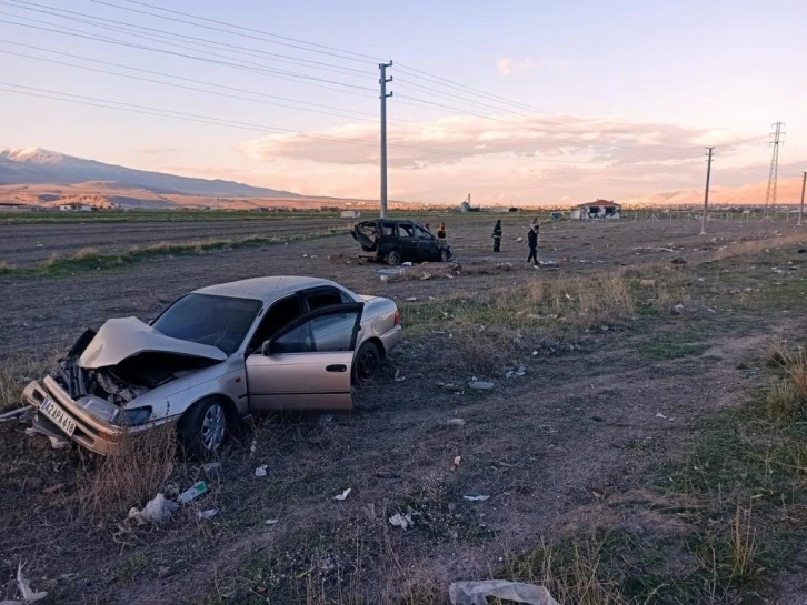 Otomobil ile hafif ticari araç çarpıştı: 1 ölü, 4 yaralı
