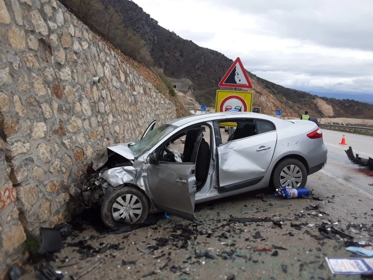 Otomobil ile hafif ticari araç çarpıştı: 3 ölü, 2 yaralı
