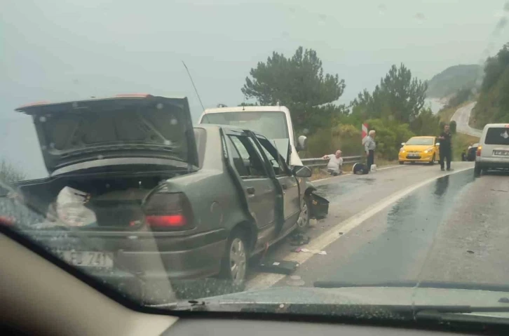 Otomobil ile ticari araç kafa kafaya çarpıştı: 7 yaralı