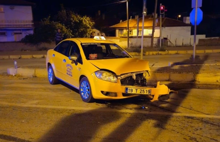 Otomobil ile ticari taksi çarptı: 6 yaralı