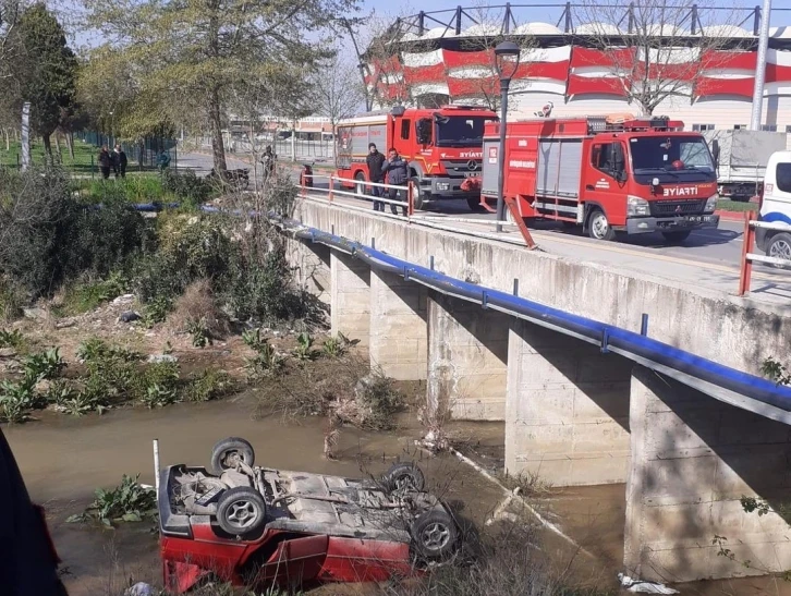 Otomobil köprüden uçtu: 1 yaralı
