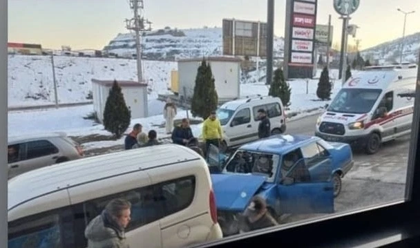 Otomobil park halindeki araçlara çarptı, 2 yaralı
