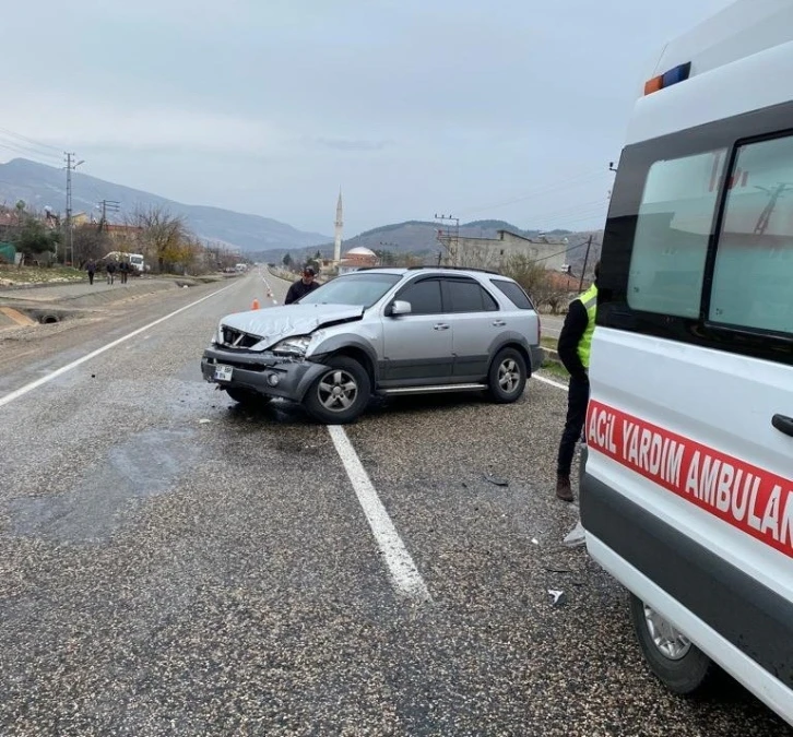 Otomobil refüje çarpıp karşı şeride geçti: 1 yaralı
