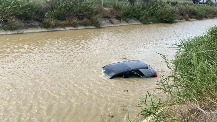 Otomobil sulama kanalına uçtu, sürücü ölümden döndü
