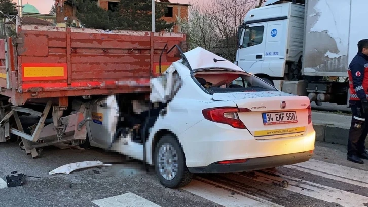 Otomobil tıra ok gibi saplandı: 1 ölü
