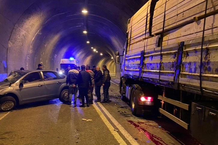 Otomobil tünel içinde tırla çarpıştı: 2 yaralı
