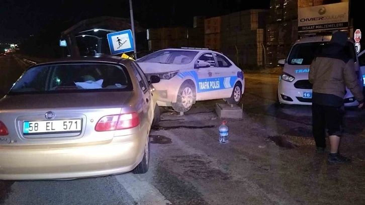 Bursa'da otomobil polis oto maketine çarptı: 2 yaralı