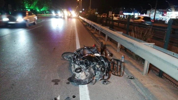 Otomobilin aynasına çarpıp devrilen motosiklete arkadan gelen araç çarptı:1’i ağır 2 yaralı
