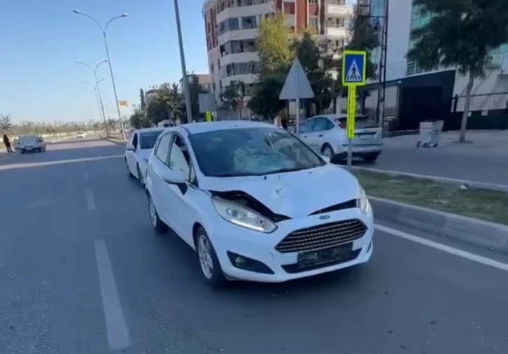 Otomobilin çarptığı kadın hayatını kaybetti: Kaza anları saniye saniye görüntülendi
