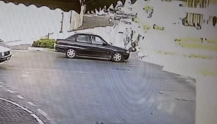 Otomobille çarpışan motosikletin sürücüsü kadın, aracın üzerinden takla atıp yola savruldu
