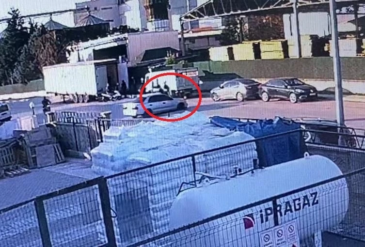 Otomobille çarpışan motosikletteki 2 kişinin yaralandığı anlar kamerada