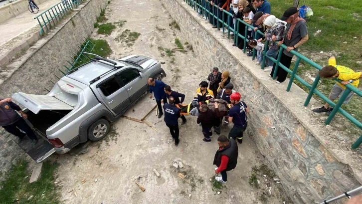 Otomobille çarpışan pikap dereye düştü, faciadan dönüldü
