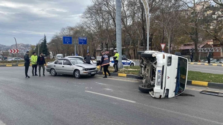 Otomobille çarpışan ticari araç devrildi: 3’ü çocuk 5 yaralı
