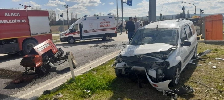 Otomobille çarpışan traktör ikiye ayrıldı
