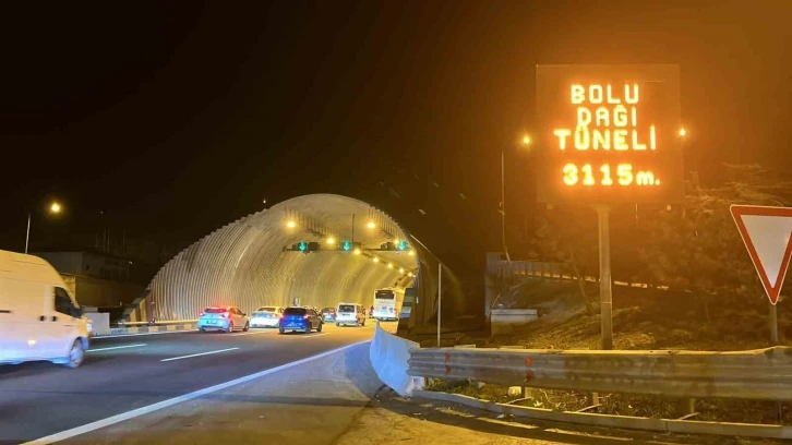 Otoyolda gece saatlerinde tatilcilerin yoğunluğu arttı
