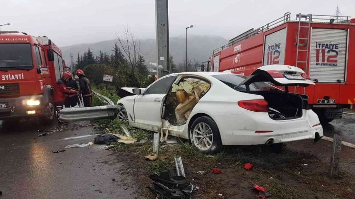 Otoyolda korkutan kaza: Bariyerlere çarpan lüks otomobil alev aldı
