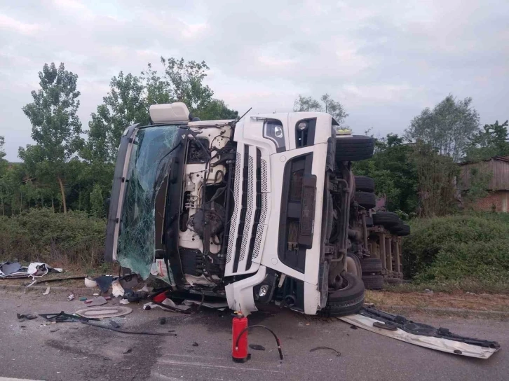 Otoyolda LPG yüklü tanker ile tır çarpıştı: 1 yaralı
