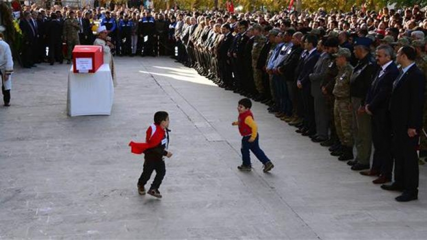 Şehit astsubayı Genelkurmay Başkanı Akar uğurladı