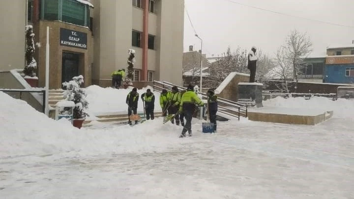 Özalp ilçesinde yol açma çalışması devam ediyor
