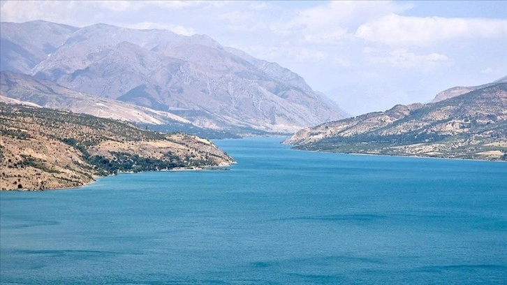 Özbekistan’da Çarvak Barajı, sıcaklardan bunalanların tercih ettiği yerlerin başında geliyor