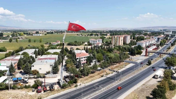 (ÖZEL) 200 tonluk vinçle 43 metre yükseğe asılan dev Türk bayrağı hayran bırakıyor
