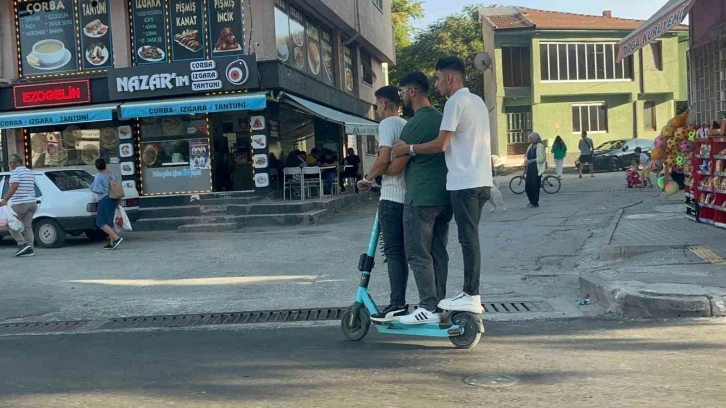 (ÖZEL) Bir scooterde 3 kişi
