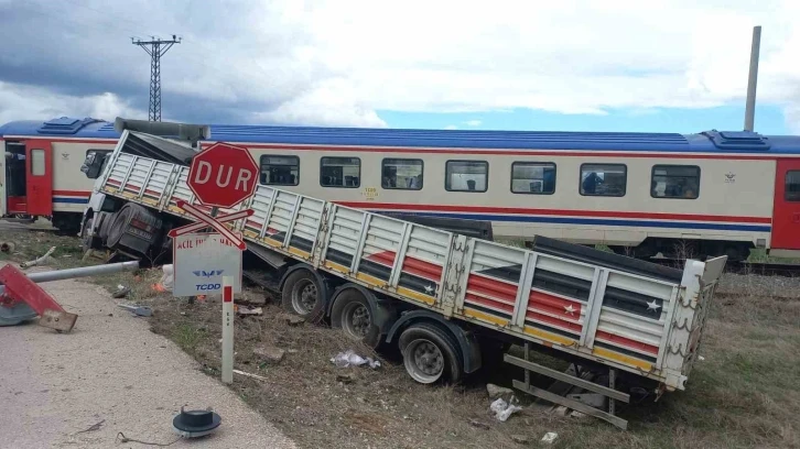 (ÖZEL) Hemzemin geçitte mahsur kalan tıra tren çarptı... Feci kaza kamerada
