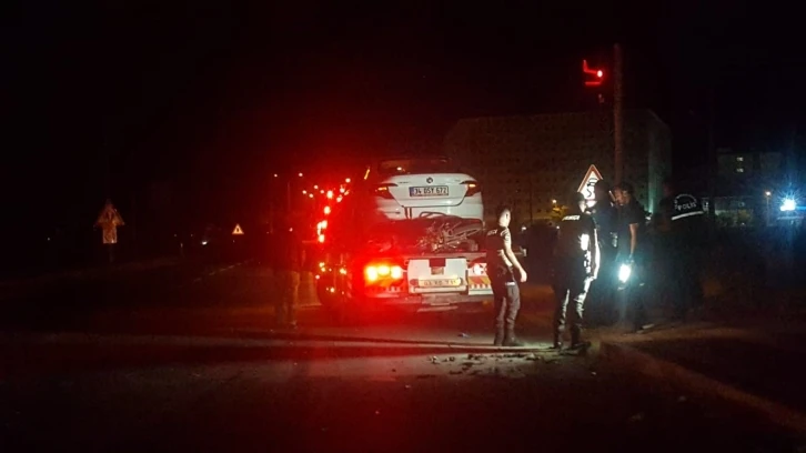 (ÖZEL) Otomobilin motosiklet sürücüsüne çarptığı kaza anı görenleri dehşete düşürdü
